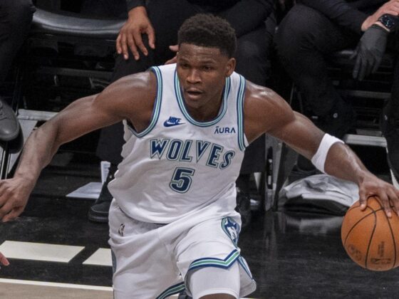 Anthony Edwards y los Timberwolves sacuden a los Suns Fotografía de archivo en la que se registró a Anthony Edwards, escolta de los Timberwolves de Minnesota, quien aporto 33 puntos (18 en el tercer cuarto), 9 rebotes y 6 asistencias para guiar el triunfo de su equipo 120-95 sobre los Suns de Phenix, en el inicio de esta serie de primera ronda de la postemprada de la conferencia Oeste de la NBA. EFE/Ángel Colmenares