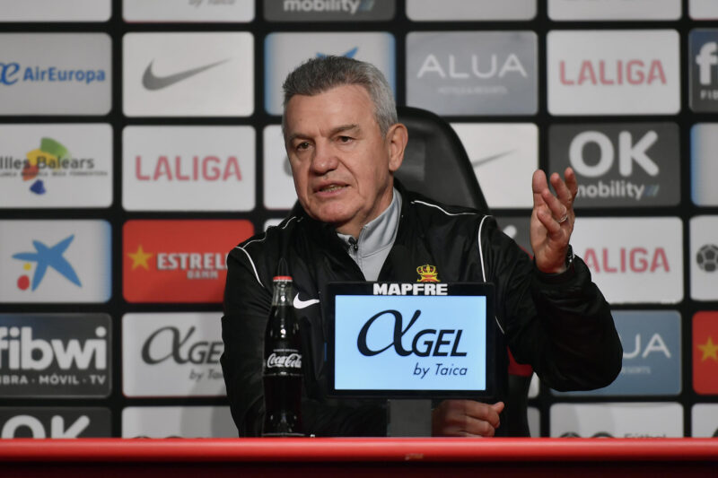 Javier Aguirre comprometido con Mallorca, ¿se acerca la renovación? El entrenador del RCD Mallorca, el mexicano Javier Aguirre, durante la rueda de prensa este viernes en Son Moix.-EFE/ Miquel A. Borràs