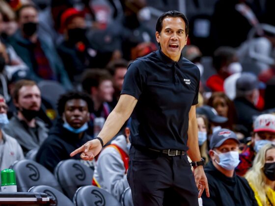 Orlando Magic protagoniza épica remontada ante Miami Heat Fotografía de archivo del entrenador de los Miami Heat, Erik Spoelstra. El equipo de Miami definirá este viernes su paso al 'playoff' de la NBA ante los Chicago Bulls. EFE/EPA/ERIK S. LESSER