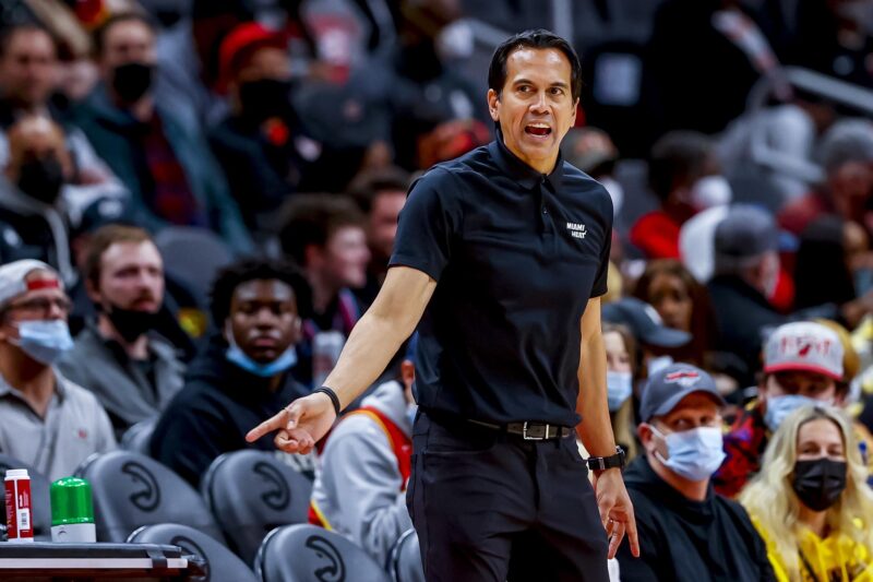 Orlando Magic protagoniza épica remontada ante Miami Heat Fotografía de archivo del entrenador de los Miami Heat, Erik Spoelstra. El equipo de Miami definirá este viernes su paso al 'playoff' de la NBA ante los Chicago Bulls. EFE/EPA/ERIK S. LESSER
