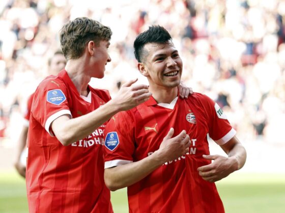 Hirving Lozano está imparable con el PSV en el inicio de la Eredivisie (l-D) Los jugadores del PSV Tygo Land y Hirving Lozano celebra el 6-0 durante el partido de la Eredivisie que han jugado en el Phillips stadium en Eindhoven, Países Bajos. EFE/EPA/MAURICE VAN STEEN