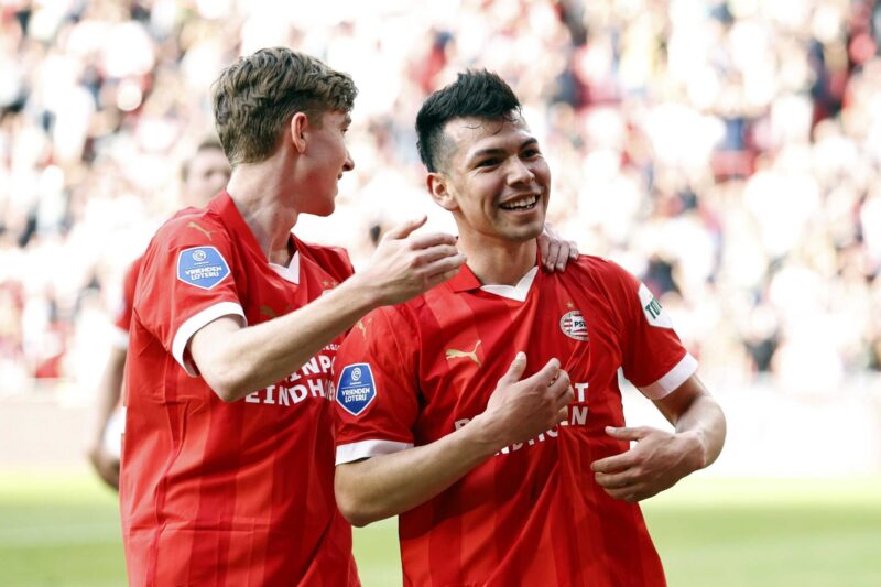 (l-D) Los jugadores del PSV Tygo Land y Hirving Lozano celebra el 6-0 durante el partido de la Eredivisie que han jugado en el Phillips stadium en Eindhoven, Países Bajos. EFE/EPA/MAURICE VAN STEEN