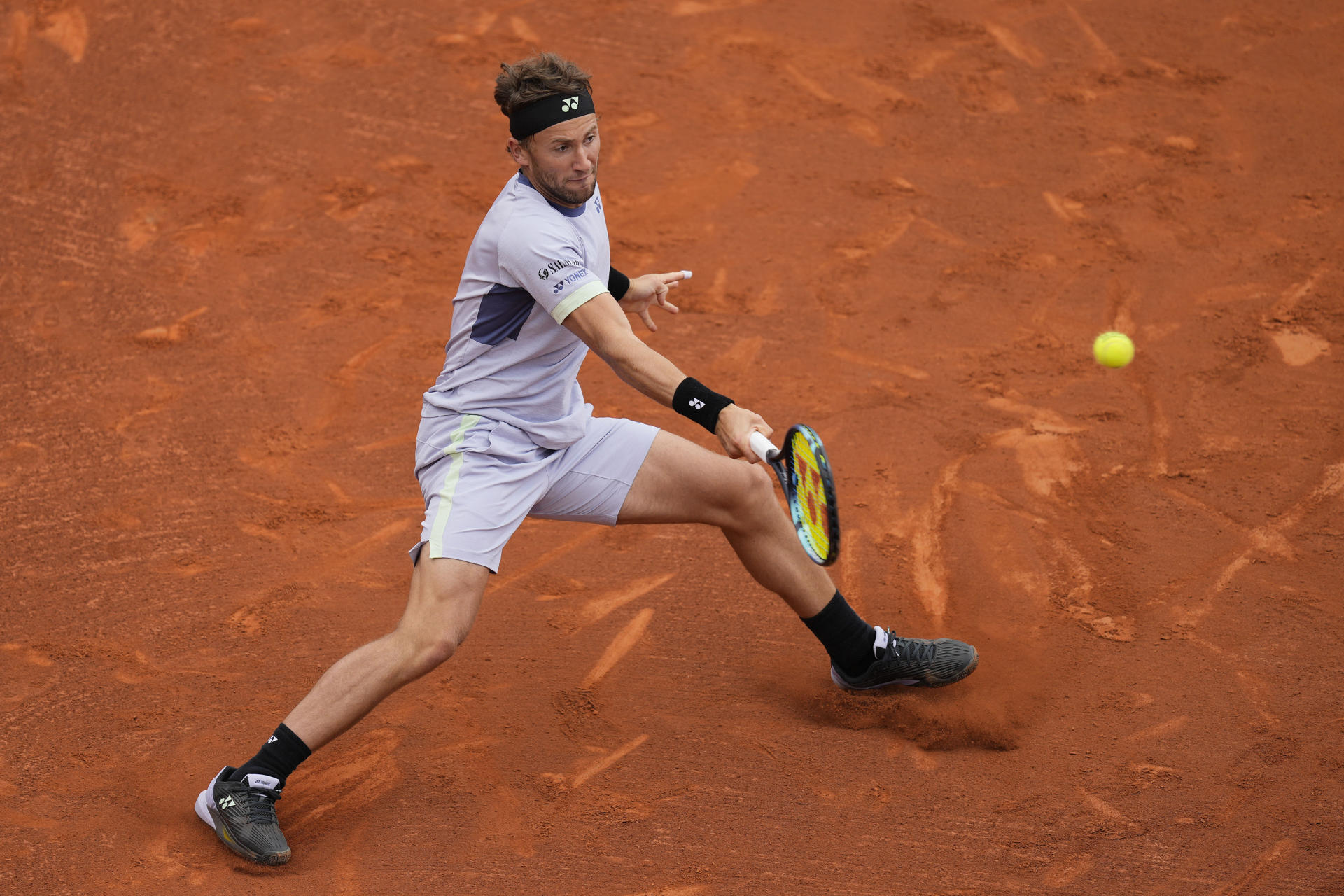 El tenista noruego Casper Ruud devuelve una bola al griego Stéfanos Tsitsipás durante la final del Torneo Conde de Godó, este domingo en Barcelona. EFE/ Enric Fontcuberta