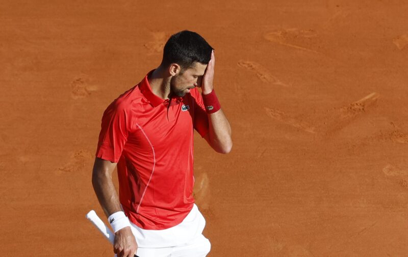 Novak Djokovic durante la segunda semifinal ante el en Montecarlo. EFE/EPA/SEBASTIEN NOGIER