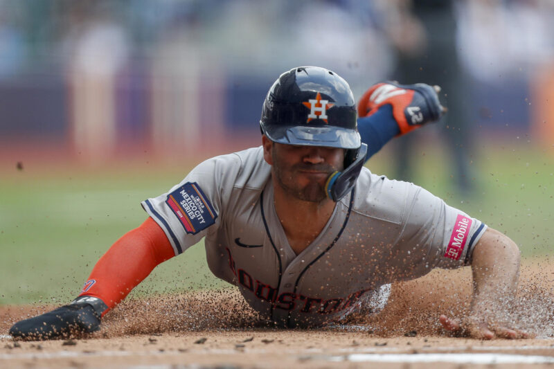 José Altuve jugador de Houston Astros se barre en home este domingo, en un juego de temporada regular del MLB World Tour México City Series 2024 entre Houston Astros y Colorado Rockies, en el estadio Alfredo Harp Helú, en Ciudad de México (México). EFE/ Isaac Esquivel