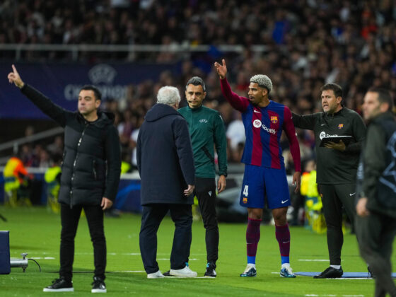 Ronald Araújo abre la tensión con Gündogan: "Tengo códigos y valores" El entrenador del Barcelona, Xavi Hernández (i), y el defensa Ronald Araújo (2-d), durante el partido de vuelta de los cuartos de final de la Liga de Campeones que FC Barcelona y PSG en el estadio Olimpic Lluis Company. EFE/Alejandro García