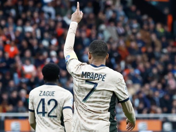 ¡Kylian Mbappé se corona en la Ligue 1! ¿Será su última? El jugador del PSG Kylian Mbappe conduce el balón durante el partido de la Ligue 1 que han jugado FC Lorient y Paris Saint-Germain, en Lorient, Francia. EFE/EPA/MOHAMMED BADRA