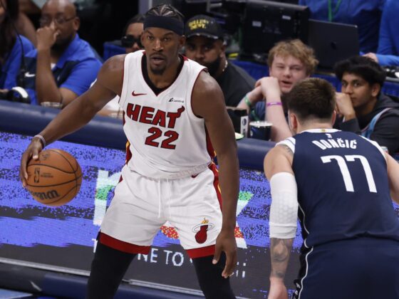 ¿El final de Jimmy Butler en Miami? Mira lo que dice Pat Riley Fotografía de archivo, en la que se registró a Jimmy Butler (i), alero de los Heat de Miami, durante un partido de la NBA, en Dallas (Texas, EE.UU.) EFE/Adam Davis