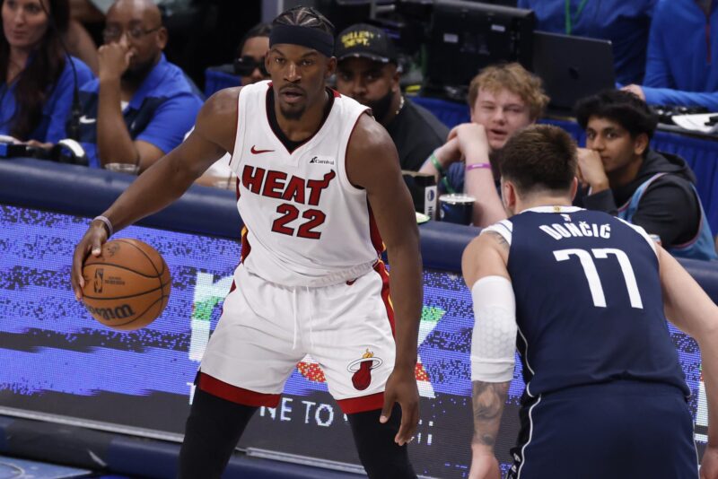 ¿El final de Jimmy Butler en Miami? Mira lo que dice Pat Riley Fotografía de archivo, en la que se registró a Jimmy Butler (i), alero de los Heat de Miami, durante un partido de la NBA, en Dallas (Texas, EE.UU.) EFE/Adam Davis