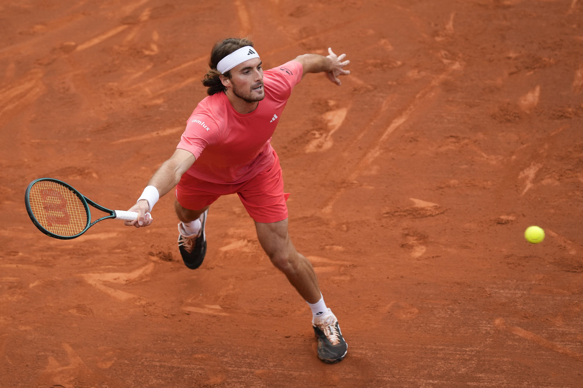 El tenista griego Stéfanos Tsitsipás devuelve una bola al noruego Casper Ruud durante la final del Torneo Conde de Godó, este domingo en Barcelona. EFE/ Enric Fontcuberta