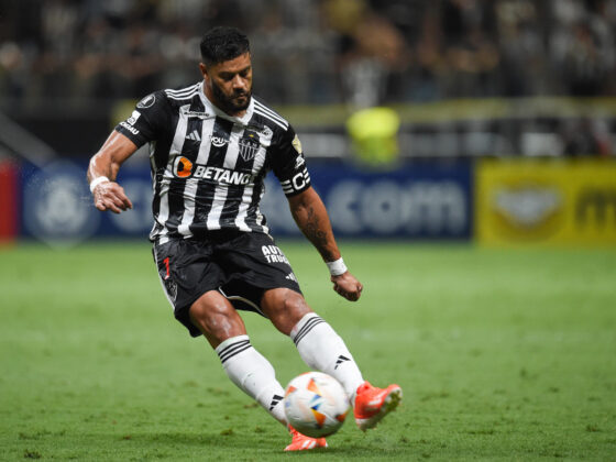 (VIDEO) La peculiar técnica de recuperación de Hulk Hulk del Atlético Mineiro controla un balón este miércoles ante Rosario Central en el partido disputado en el estadio Arena MRV en Belo Horizonte (Brasil). EFE/ Yuri Edmundo