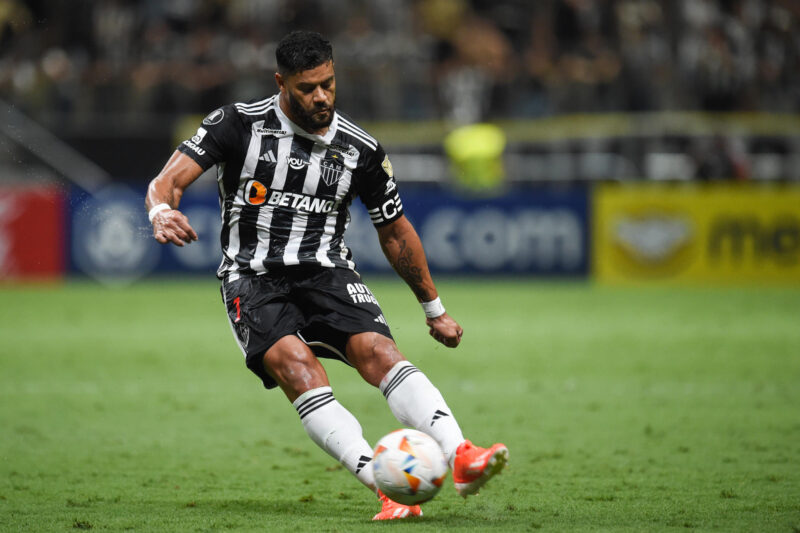 (VIDEO) La peculiar técnica de recuperación de Hulk Hulk del Atlético Mineiro controla un balón este miércoles ante Rosario Central en el partido disputado en el estadio Arena MRV en Belo Horizonte (Brasil). EFE/ Yuri Edmundo