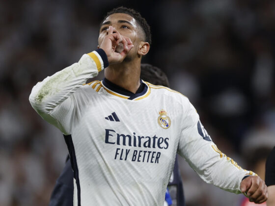 Jude Bellingham es la figura de el 'Clásico' de LaLiga El centrocampista británico del Real Madrid Jude Bellingham celebra la victoria tras el partido de la jornada 32 de LaLiga EA Sports entre Real Madrid y FC Barcelona, este domingo en el estadio Santiago Bernabéu de Madrid. EFE/Daniel González