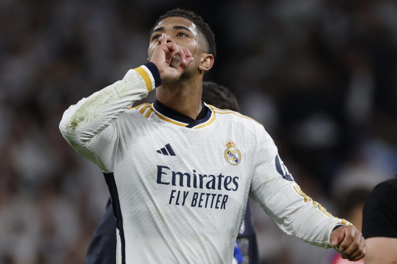 Jude Bellingham es la figura de el 'Clásico' de LaLiga El centrocampista británico del Real Madrid Jude Bellingham celebra la victoria tras el partido de la jornada 32 de LaLiga EA Sports entre Real Madrid y FC Barcelona, este domingo en el estadio Santiago Bernabéu de Madrid. EFE/Daniel González