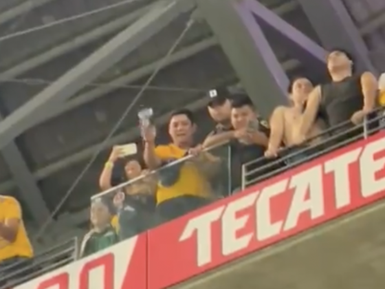 Aficionado de Tigres lanza orines a los seguidores de Monterrey Aficionado de Tigres lanza orines a seguidores de Monterrey
