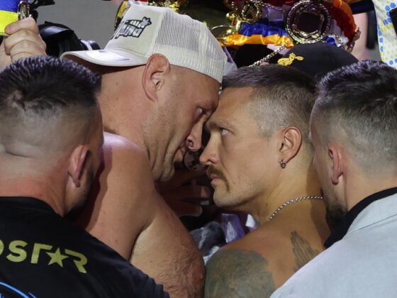 Tyson Fury vs Oleksandr Usyk, el tenso careo durante el pesaje (VIDEO) Tyson Fury y Oleksandr Usyk durante la ceremonia de pesaje en Arabia Saudita. (Foto: EFE)