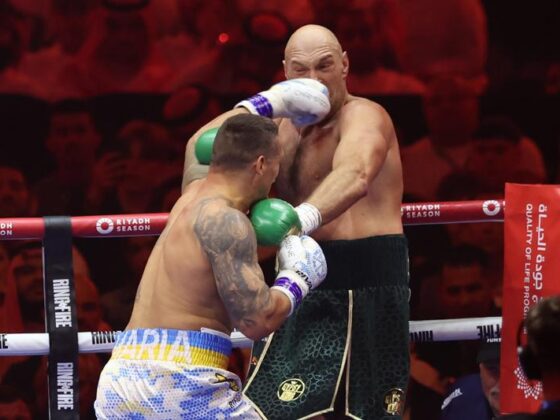 Oleksander Usyk vence a Fury y es nuevo campeón completo unificado Riyadh (Saudi Arabia), 18/05/2024.- Tyson Fury (R) of Britain in action during his title bout against Oleksandr Usyk of Ukraine for Undisputed Heavyweight Champion, in Riyadh, Saudi Arabia, 18 May 2024. (Arabia Saudita, Ucrania, Reino Unido) EFE/EPA/ALI HAIDER