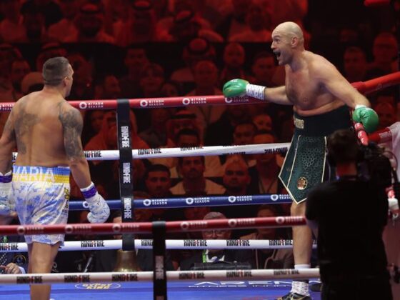 ¡Tyson Fury acusa a los jueces de su derrota por esta razón! Riyadh (Saudi Arabia), 18/05/2024.- Tyson Fury (R) of Britain in action during his title bout against Oleksandr Usyk of Ukraine for Undisputed Heavyweight Champion, in Riyadh, Saudi Arabia, 18 May 2024. (Arabia Saudita, Ucrania, Reino Unido) EFE/EPA/ALI HAIDER