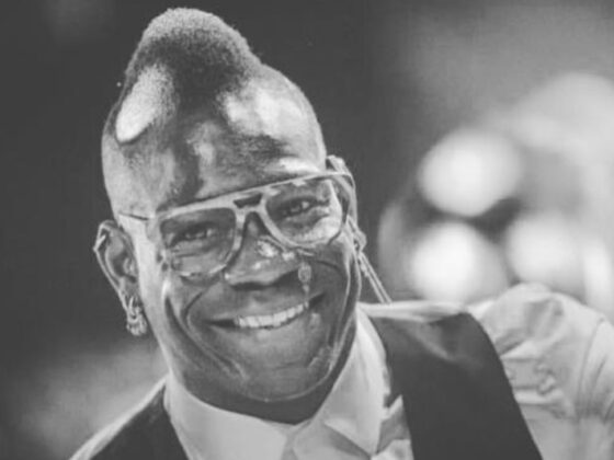 Mario Balotelli levanta la mano para jugar con el Boca Juniors Mario Balotelli levanta la mano para jugar con el Boca Juniors