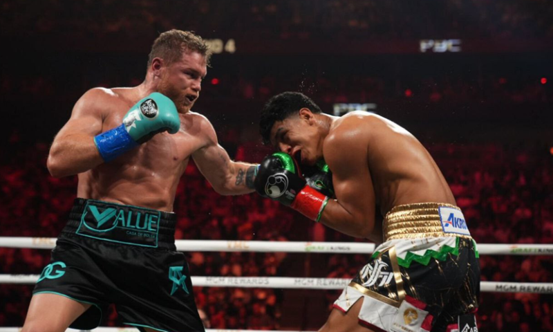 Canelo Álvarez derrotó a Jaime Munguía, propinándole al tijuanense su primer derrota como profesional