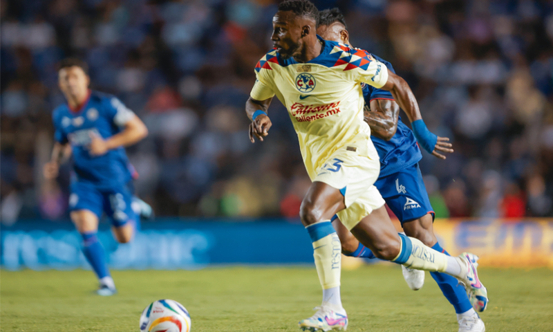 Final Cruz Azul vs América, Clausura 2024; Julián Quiñones en la pelea por el esférico en la cancha del Estadio Ciudad de los Deportes