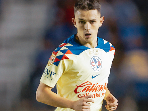 América ya evalúa una fuerte oferta europea por Álvaro Fidalgo Final Cruz Azul vs América, Clausura 2024; Álvaro Fidalgo controlando el balón en la cancha del Estadio Ciudad de los Deportes