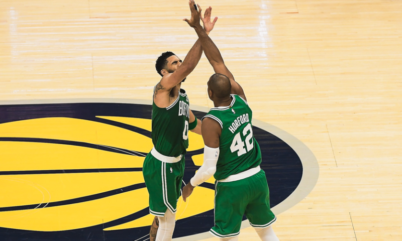 Jayson Tatun & Al Horford, tras inclinar la balanza 3-0 a favor de los Celtics de Boston en la Final de la Conferencia Oeste 2024.