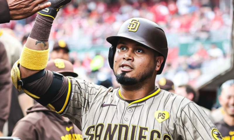 Luis Arráez regresa tras escalofriante choque en triunfo de Padres Luis Arráez, durante la celebración de su primer H4 con los Padres de San Diego
