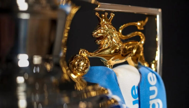 La Premier League se define este domingo con dos trofeos La Premier League se define este domingo con dos trofeos
