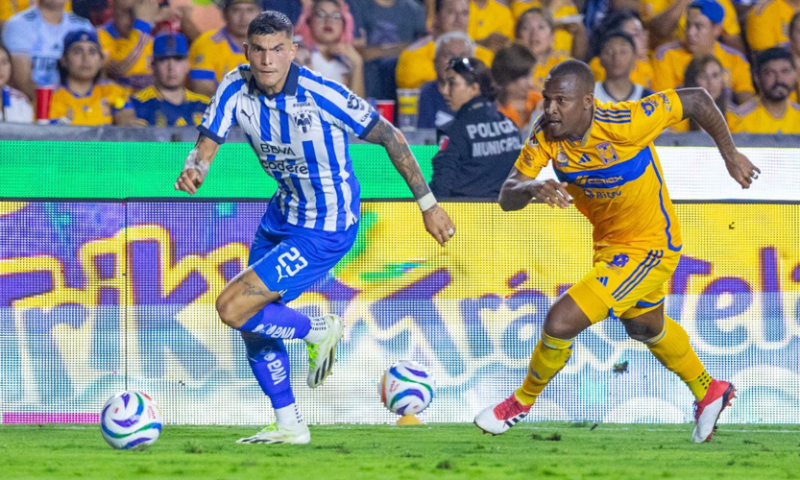 Tigres vs Monterrey: VAR 'perdona' posible penal para Rayados Brando Vázquez (izq) y Samir Caetano (der), en el choque de Tigres y Monterrey en los cuartos de final del Clausura 2024