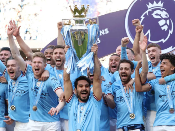 La Premier League se define este domingo con dos trofeos La Premier League se define este domingo con dos trofeos