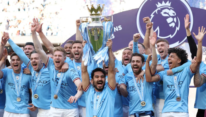 La Premier League se define este domingo con dos trofeos La Premier League se define este domingo con dos trofeos