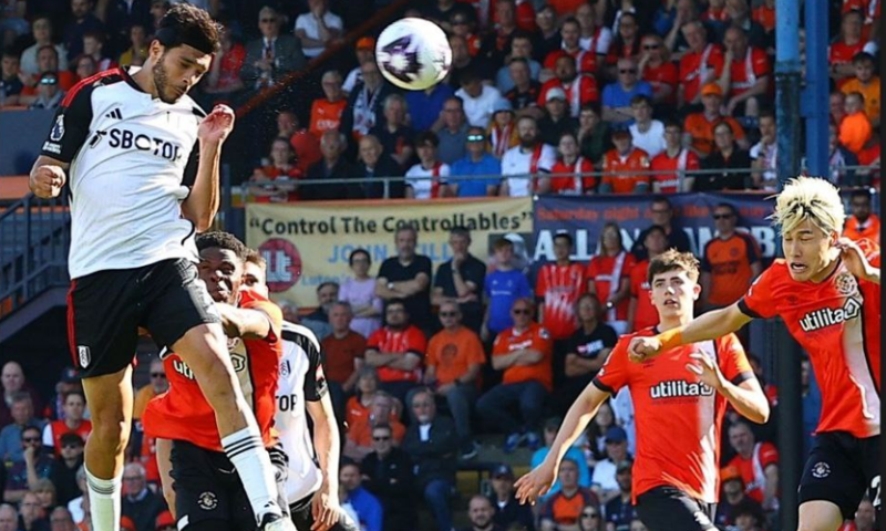 Raúl Jiménez anotó doblete con Fulham FC en la jornada 38 de la Premier League