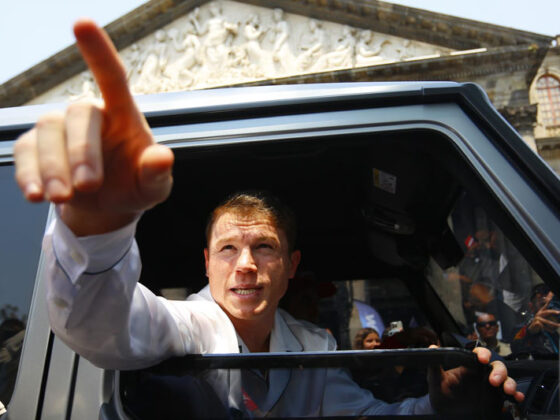 Canelo Álvarez asegura que Óscar de la Hoya intentó robarle Canelo Álvarez asegura que Óscar de la Hoya intentó robarle