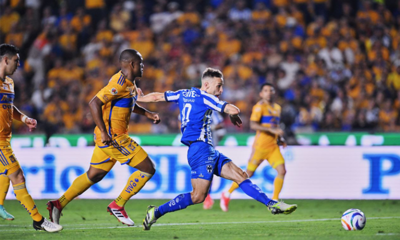 Monterrey triunfa en la ida de cuartos de final en el 'Clásico Regio' Sergio Canales, atacante de Rayados de Monterrey, al definir el primer gol en el 'Clásico Regio' de los cuartos de final en el Clausura 2024