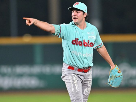 Trevor Bauer se "excede" en su dominio y revisan su guante (VIDEO) Trevor Bauer con los Diablos Rojos del México