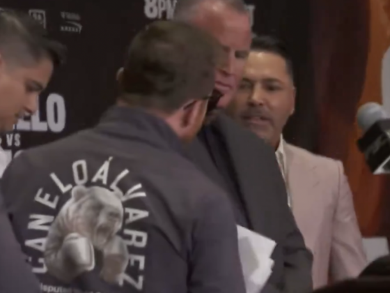Canelo saca chispas y se encara con De La Hoya: "Eres un pen**jo" Saúl Canelo Álvarez se encara con Óscar De La Hoya