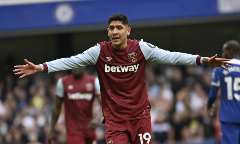 Edson Álvarez en partido con el West Ham