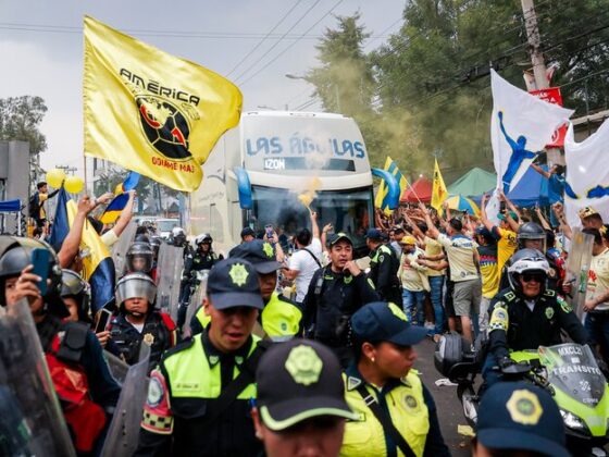 Las Águilas del América utilizan distractores en su llegada al Azteca Las Águilas del América usa un autobus distractor.(Foto: 'X' Club América)
