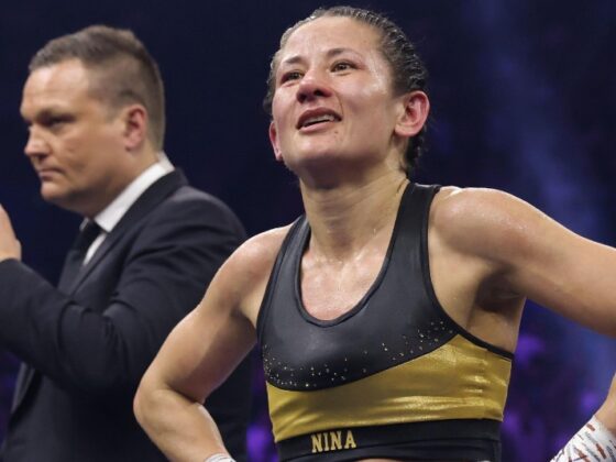 Nina Hughes avergonzada después del error del presentador en su pelea Nina Hughes avergonzada después del error del presentador en su pelea