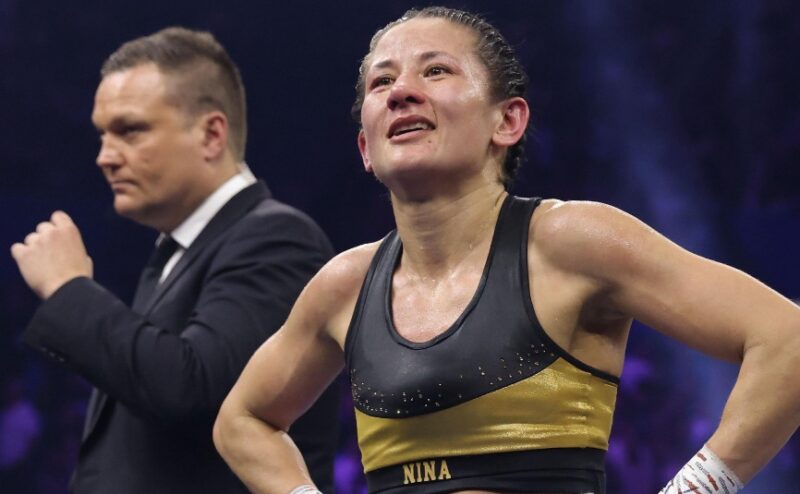 Nina Hughes avergonzada después del error del presentador en su pelea Nina Hughes avergonzada después del error del presentador en su pelea