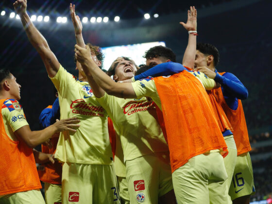 ¡América podría ganar dos trofeos de Liga MX contra Cruz Azul! Jugadores del América fueron registrados este sábado, 18 de mayo, al celebrar un gol que Israel Reyes (c) le anotó a las Chivas de Guadalajara, durante el partido de vuelta de esta llave semifinal torneo Clausura 2024 de la Liga mexicana de fútbol, en el estadio Azteca de Ciudad de México. EFE/Sáshenka Gutiérrez