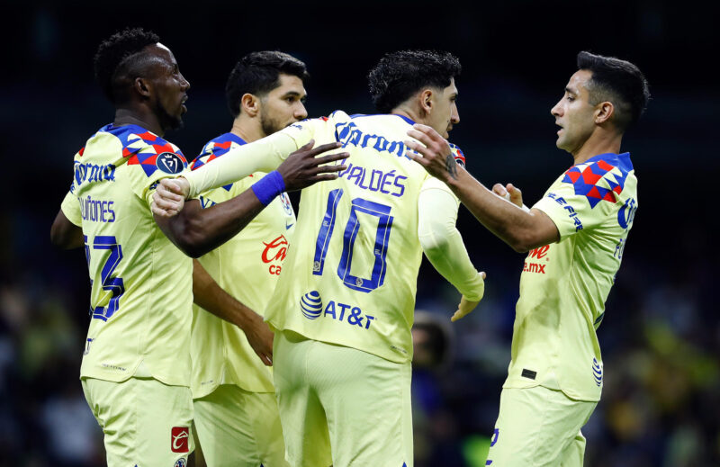 Desde la izquierda, Julián Quiñones, Henry Martín, Diego Valdés y Luis Fernando Fuentes del América celebran un gol en el estadio Azteca de la Ciudad de México (México). Fotografía de archivo. EFE/ Sáshenka Gutiérrez