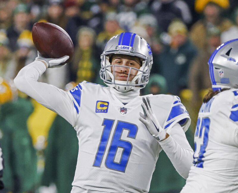 El quarterback de los Detroit Lions, Jared Goff, lanza un pase. Fotografía de archivo. EFE/EPA/TANNEN MAURY