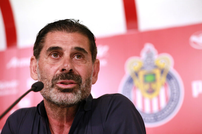 El director deportivo del Guadalajara, Fernando Hierro habla durante una rueda de prensa en las instalaciones del Estadio Akron, en Guadalajara, Jalisco (México). Fotografía de archivo. EFE/ Francisco Guasco