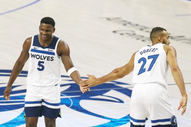 Anthony Edwards (i) choca su mano con Rudy Gobert (d) de los Minnesota Timberwolves ante los Dallas Mavericks durante las finales de la Conferencia Oeste de la NBA. EFE/EPA/ADAM DAVIS