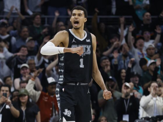 NBA: Triunfos de Rockets y Spurs resaltan en la jornada de halloween Fotografía de archivo, tomada el pasado 17 de marzo, en la que se registró al francés Victor Wembanyama, pívot estrella de los Spurs de San Antonio, al celebrar una de sus anotaciones durante un partido de la NBA, en Austin (Texas, EE.UU.). EFE/Adam Davis