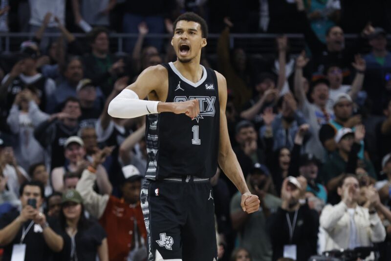 NBA: Triunfos de Rockets y Spurs resaltan en la jornada de halloween Fotografía de archivo, tomada el pasado 17 de marzo, en la que se registró al francés Victor Wembanyama, pívot estrella de los Spurs de San Antonio, al celebrar una de sus anotaciones durante un partido de la NBA, en Austin (Texas, EE.UU.). EFE/Adam Davis
