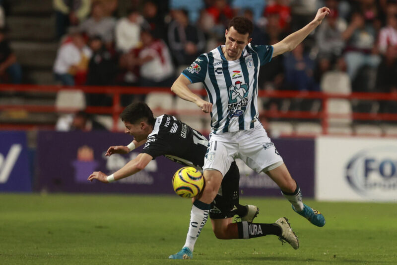 El delantero neerlandés nacionalizado marroquí Oussama Idrissi, de Pachuca (d), disputa el balón con Brayan Eduardo Garnica, de Necaxa, en el partido que dio este domingo a los Tuzos en su estadio, el Hidalgo, el último cupo para los cuartos de final del torneo Clausura mexicano. EFE /David Martínez Pelcastre