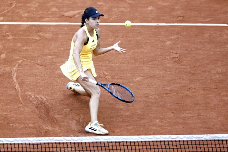 La colombiana Camila Osorio durante su partido de Roland Garros con la tunecina Ons Jabeur EFE/EPA/MOHAMMED BADRA